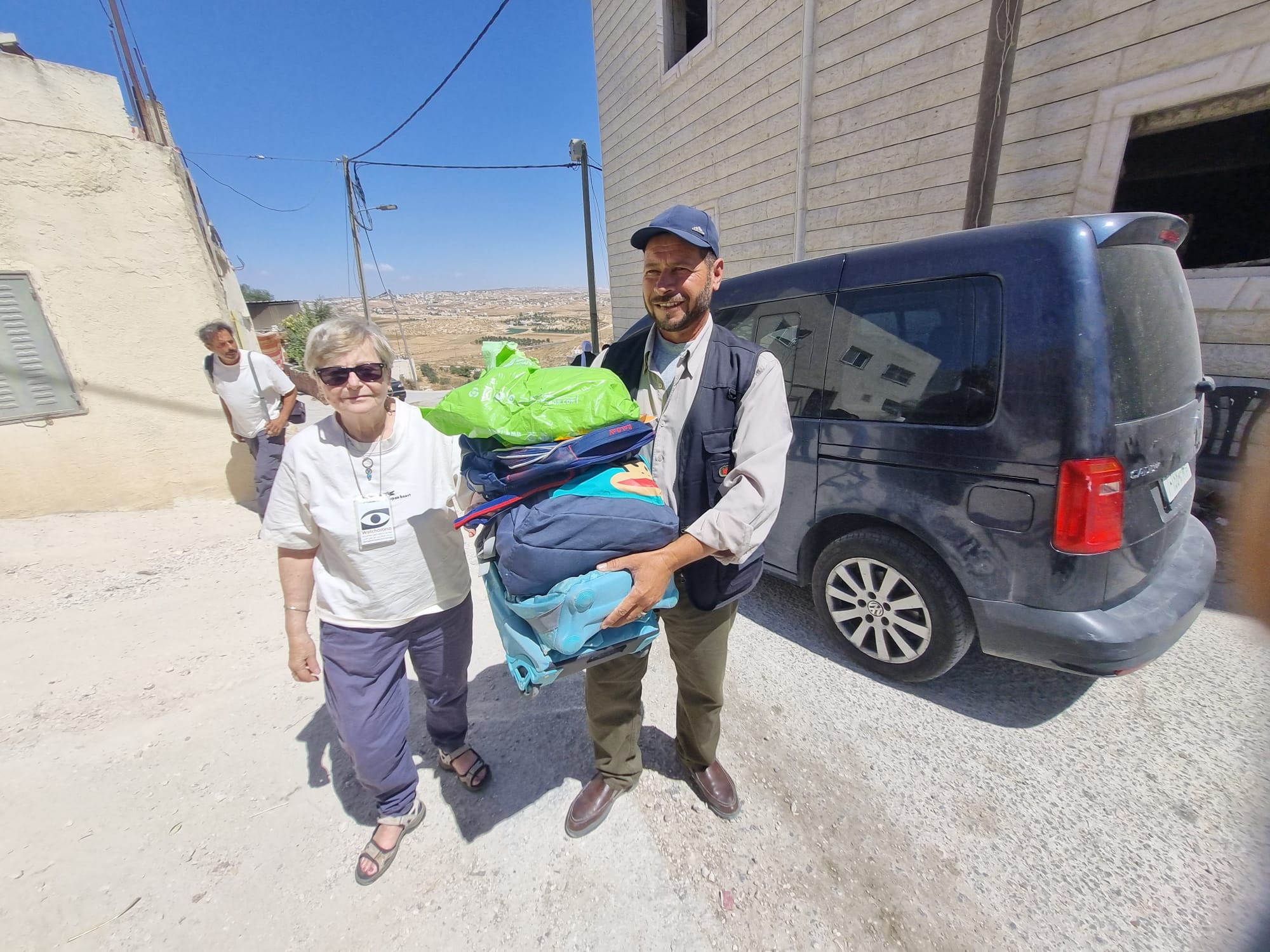 תיקי בית ספר ומחברות שסמדר אספה לבקשתו של נאסר עדרה מתוואני