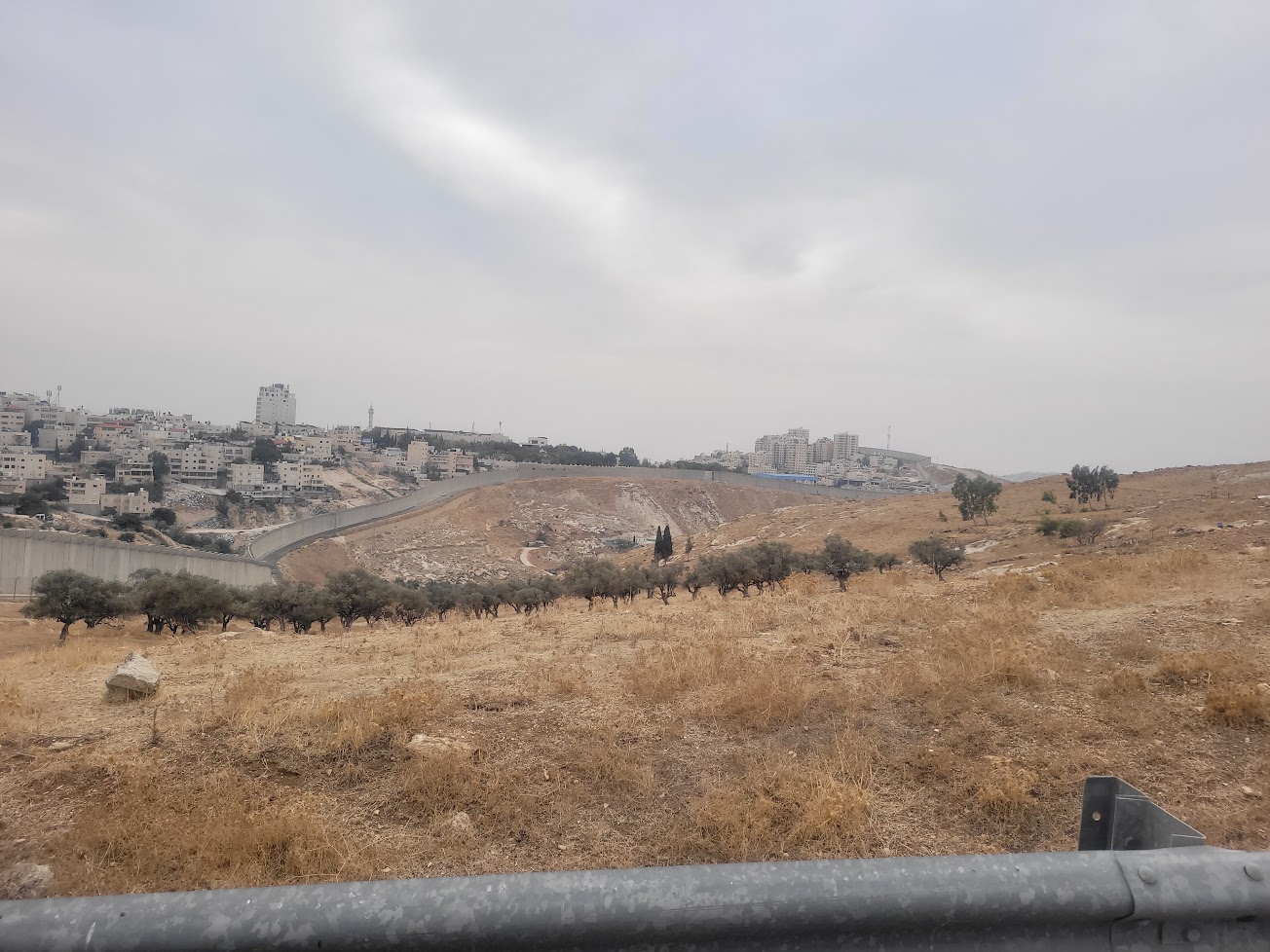 אבו דיס. כאן סמוך למלון קליף תיבנה שכונת קדמת ציון